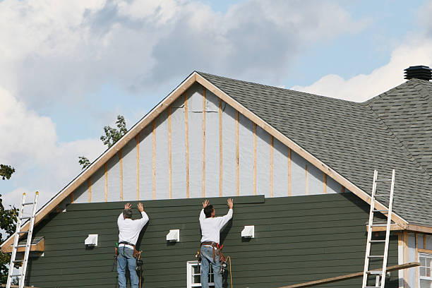 Professional Vinyl Siding technician working in New Freeport, PA